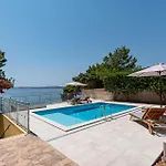 In With House Sea View Semesterbostad *