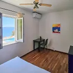 In With House Sea View Semesterbostad *